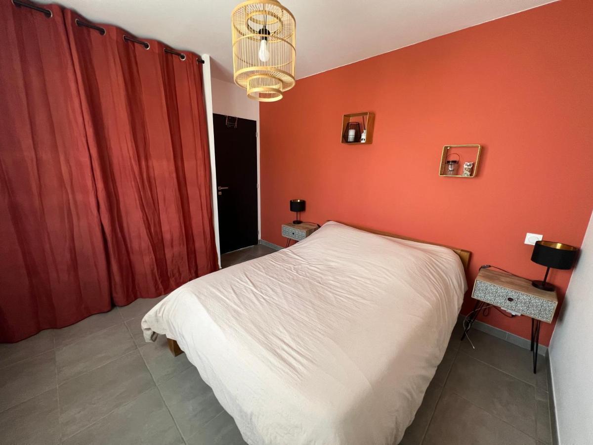 Agreable Villa Recente Au Coeur D'Un Charmant Petit Village Sernhac Luaran gambar