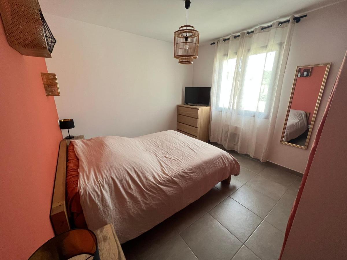 Agreable Villa Recente Au Coeur D'Un Charmant Petit Village Sernhac Luaran gambar